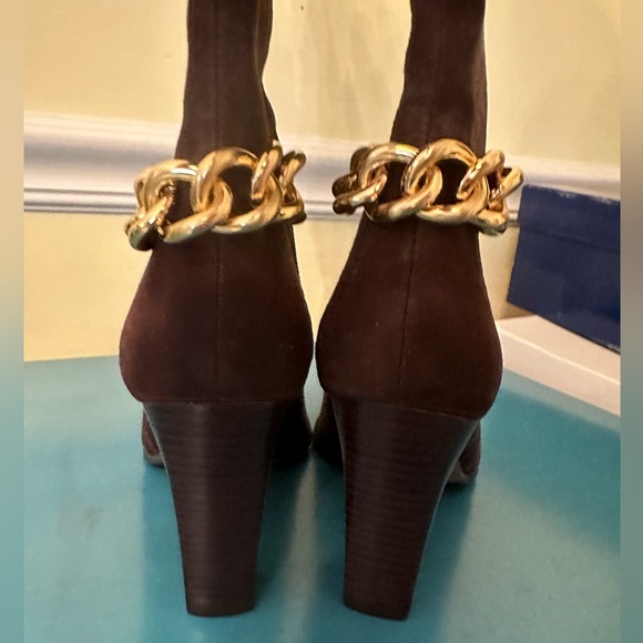 Tahari Dark brown suede heeled boots - Picture 8 of 10